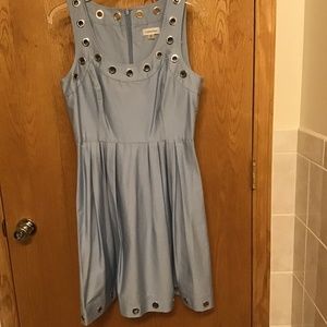 CALVIN KLEIN SLEEVELESS PLEATED DRESS W/ SILVER CIRCLE ACCENTS.